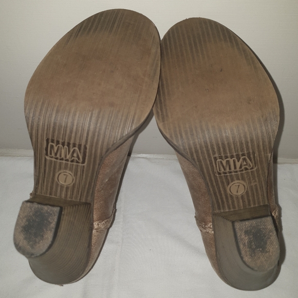Size 7 MIA Booties Tan - Picture 6 of 9